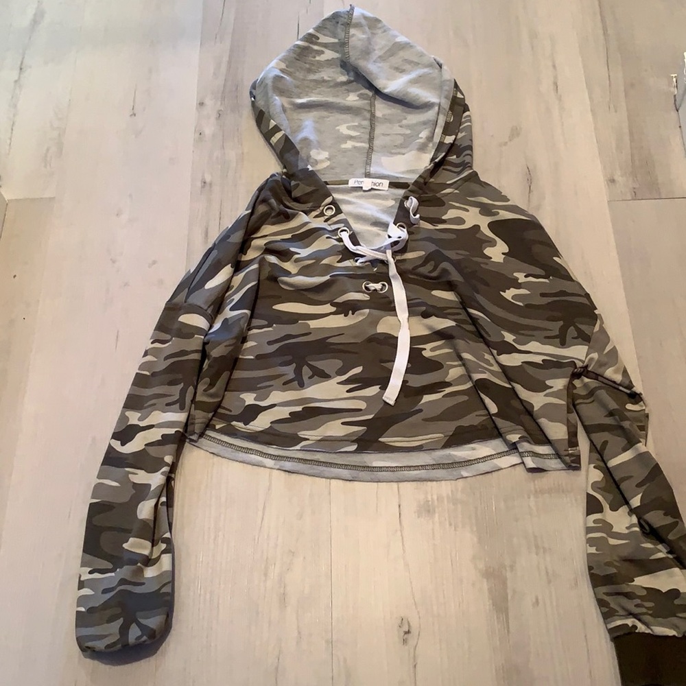 size small camo sweater top